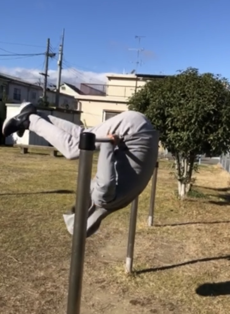 小さなチャレンジ。逆上がりはいくつまでできるのか。